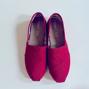 Red TOMS flats